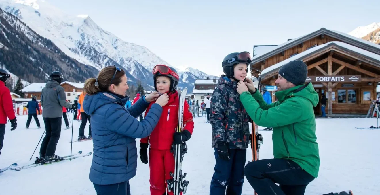 Deux enfants en combinaison de ski prêts à partir sur les pistes à Courchevel, accompagnés de leurs parents